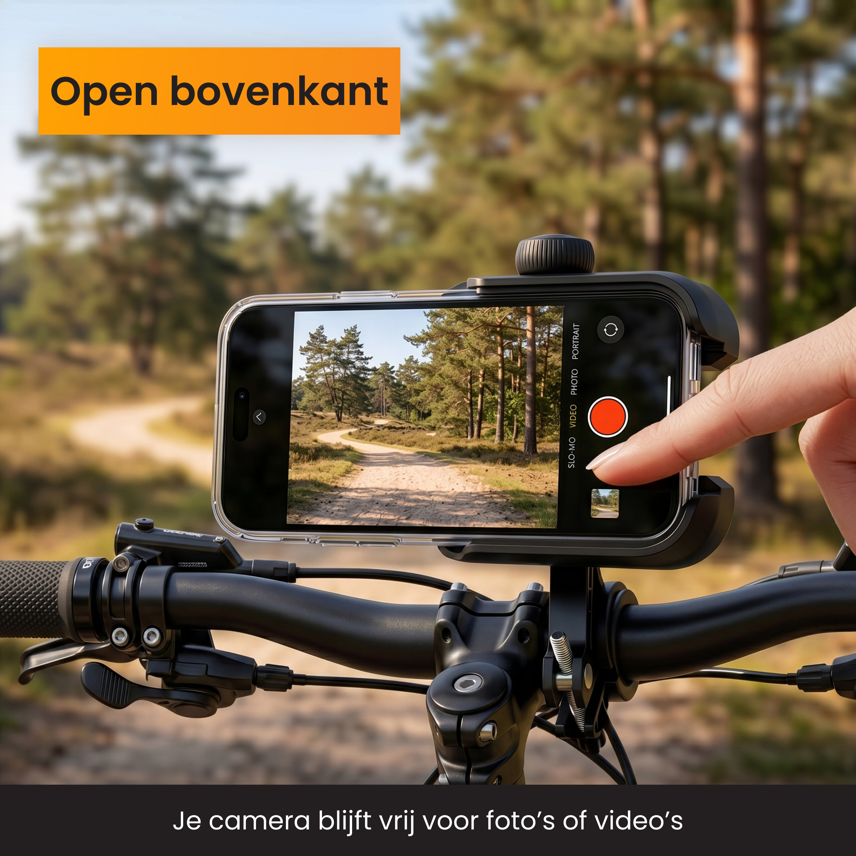 Un smartphone sur un guidon de vélo filme un sentier forestier.