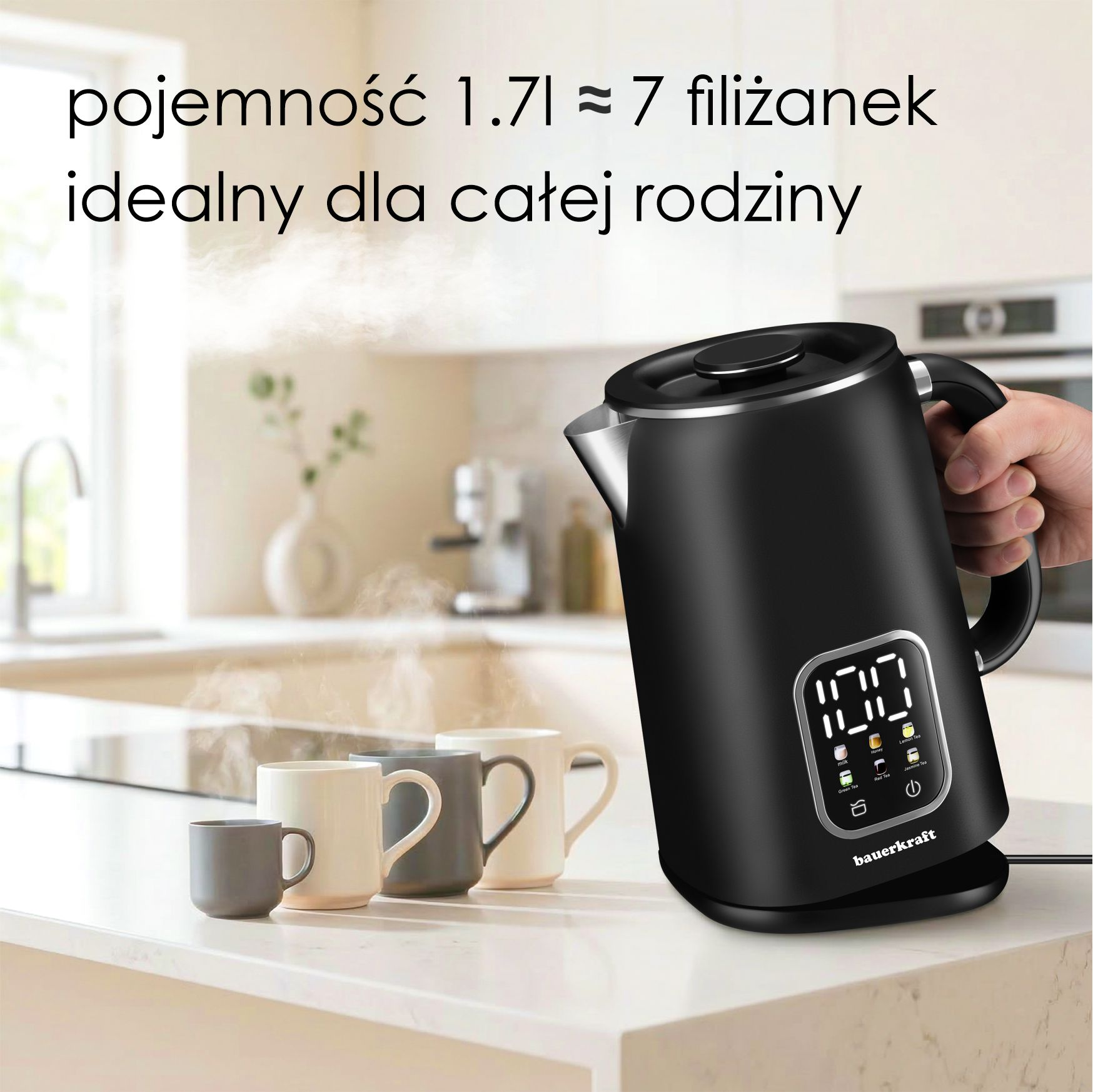 Czajnik elektryczny z wyświetlaczem obok kubków na blacie.