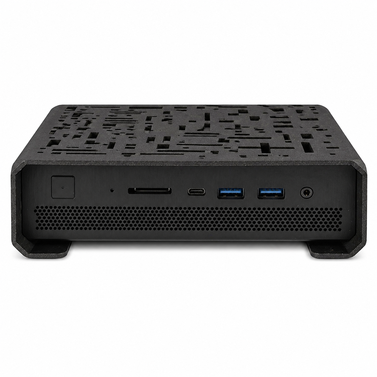 Czarny mini PC z perforowanym panelem górnym, czytnikiem kart SD, USB-C i 2 portami USB-A.