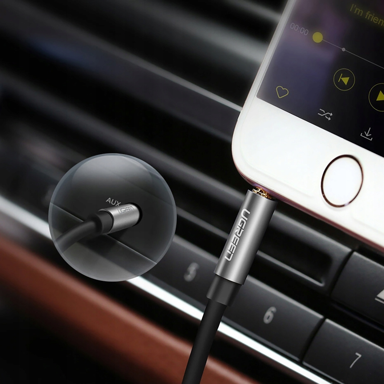 Ein AUX-Kabel wird in ein Smartphone gesteckt, das in einem Auto verwendet wird.
