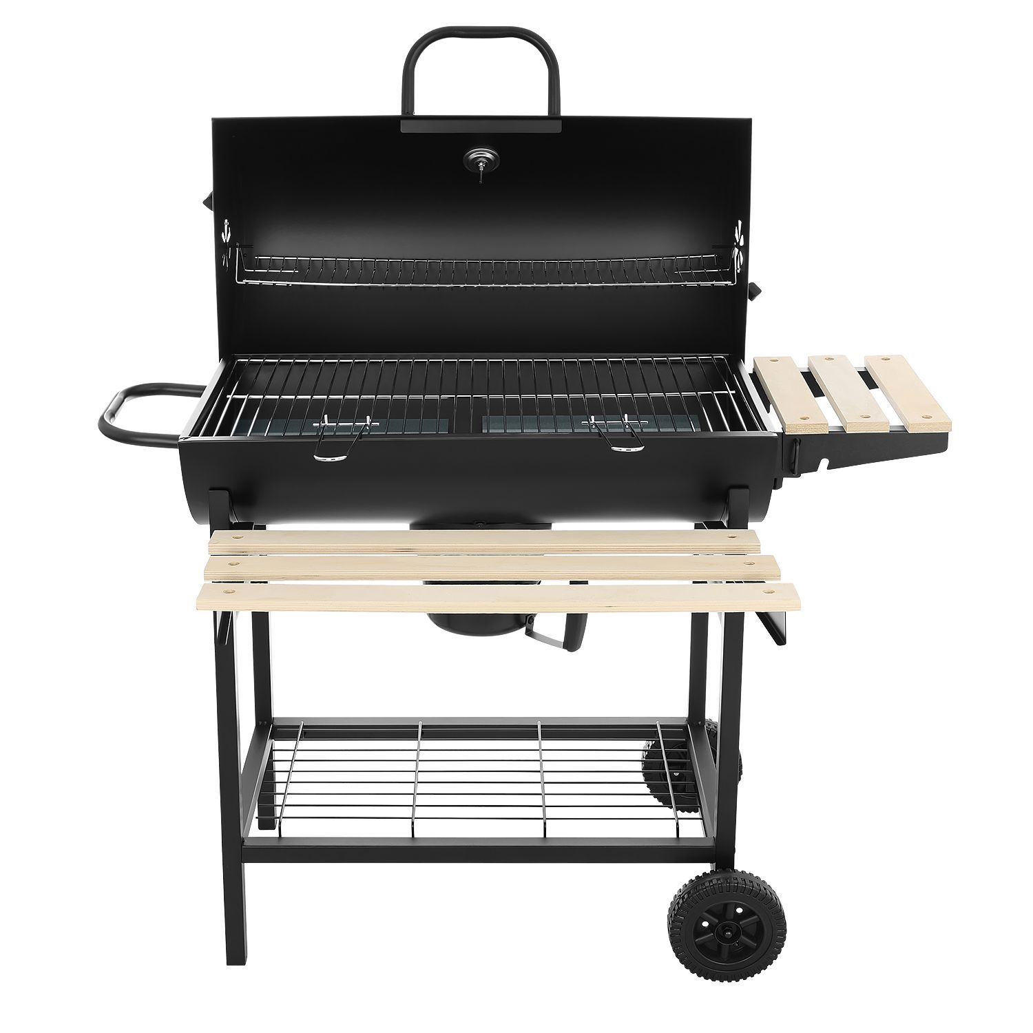 Czarny grill węglowy z dwiema półkami, drewnianymi stolikami bocznymi i kołami.