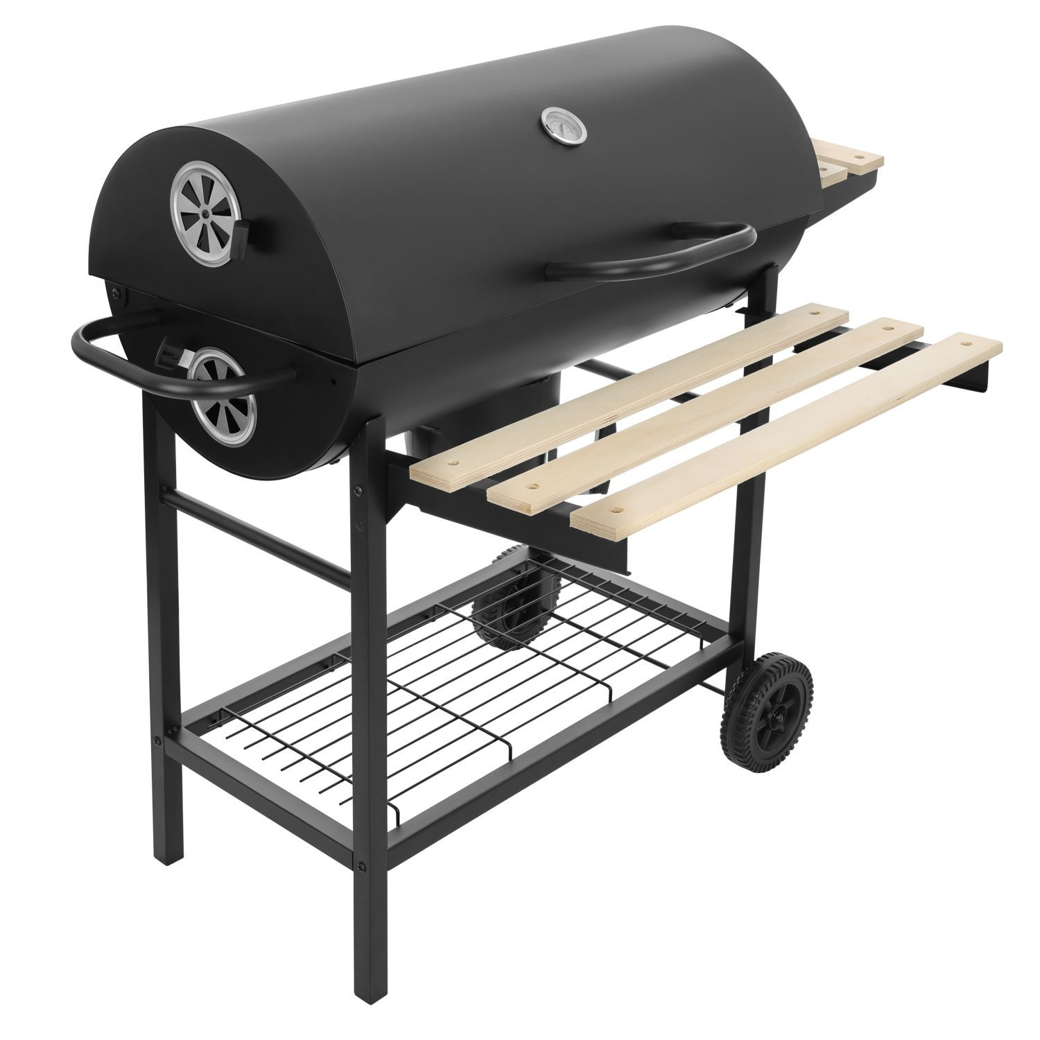 Czarny grill z drewnianymi półkami i kółkami na białym tle.