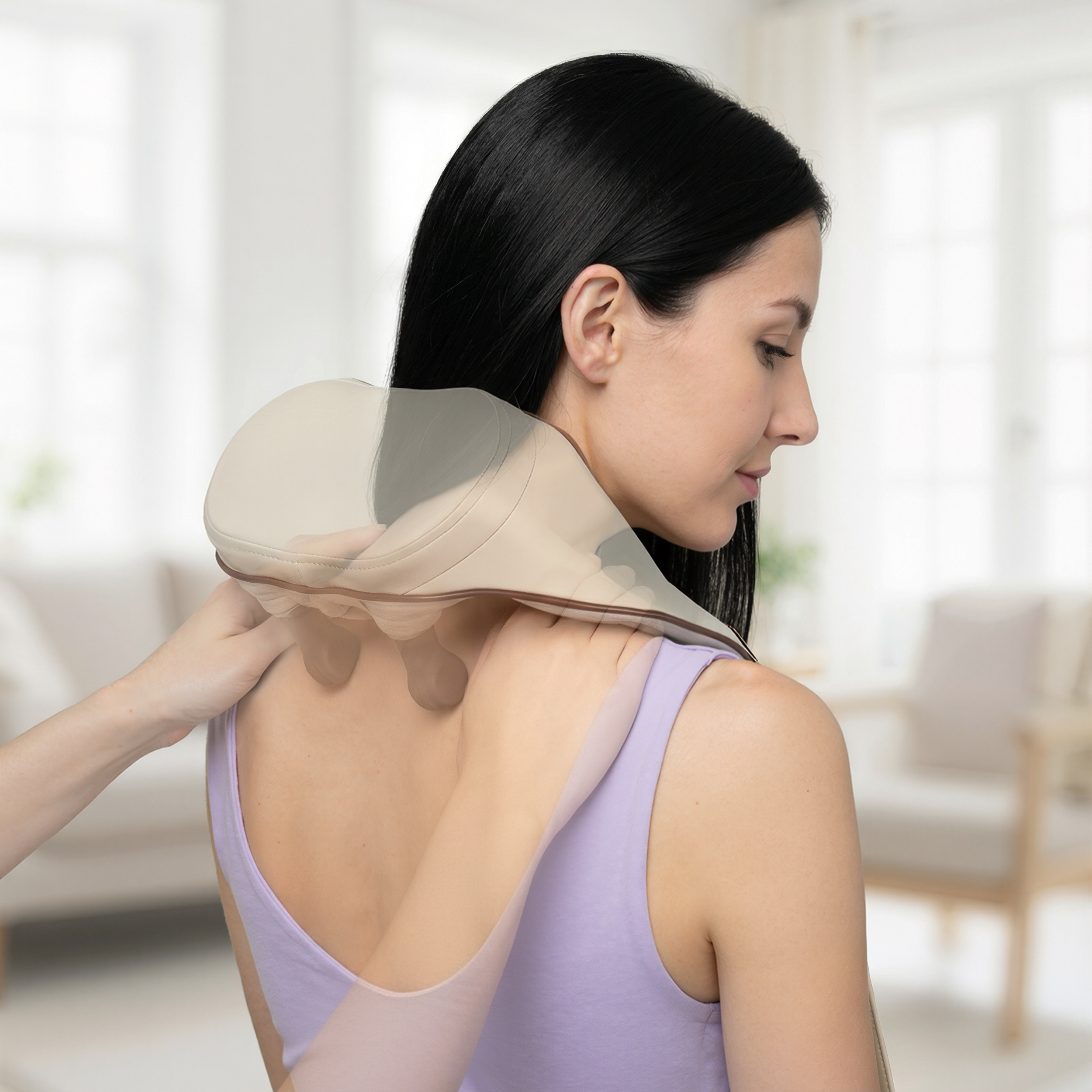 Mujer con masajeador de cuello; manos masajeando hombros.