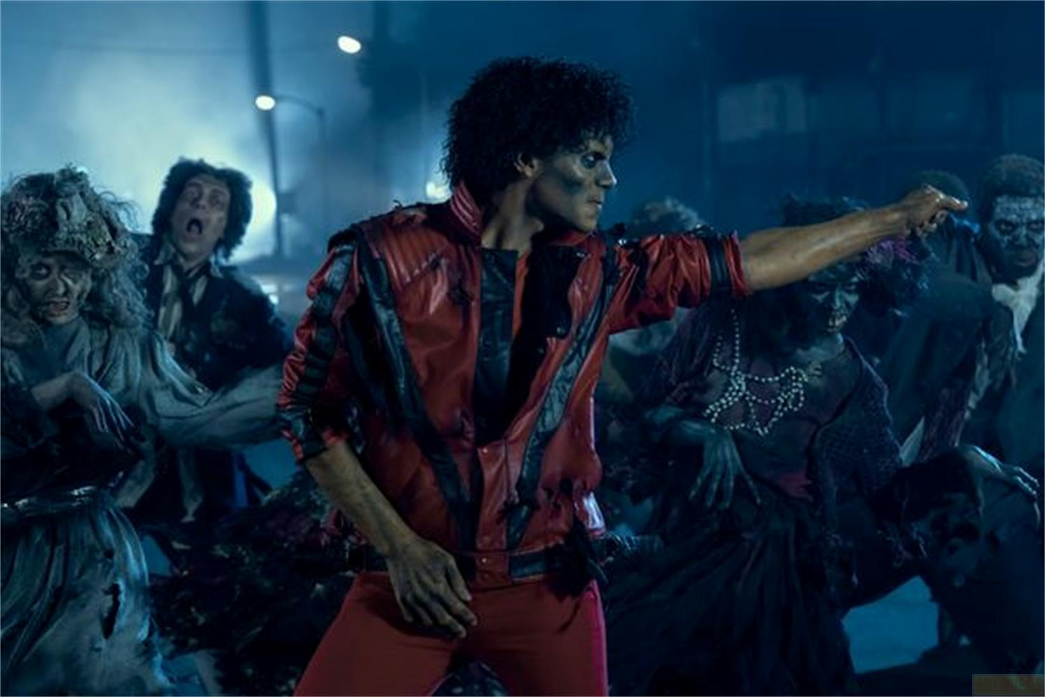 Michael Jackson tanzt mit Zombies in roten und schwarzen Outfits.