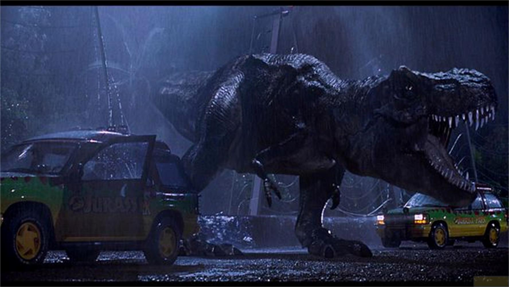 Un Tyrannosaurus Rex attacca auto in una foresta piovosa.