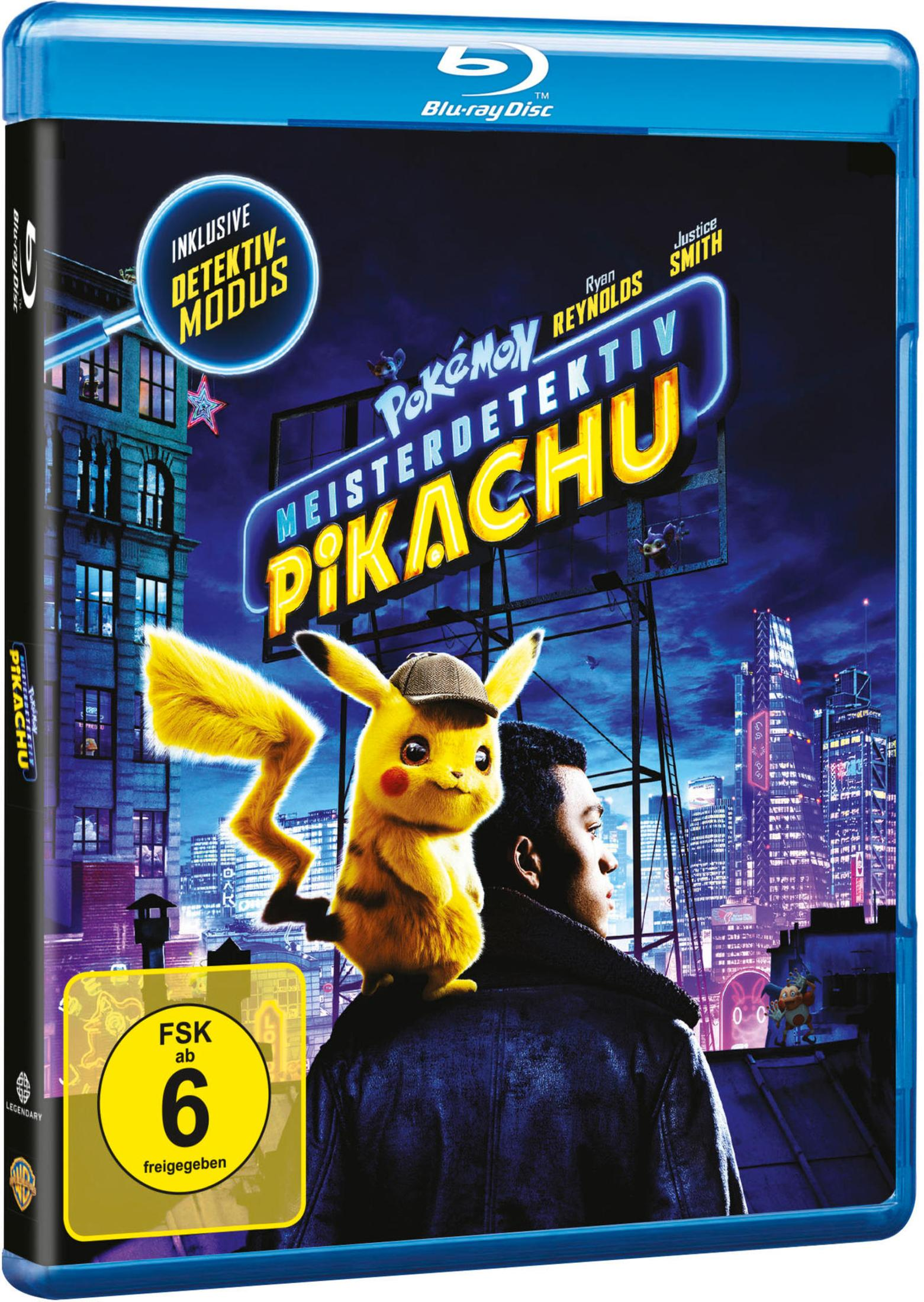 Pikachu sitzt auf der Schulter eines Mannes vor einer nächtlichen Stadtkulisse.