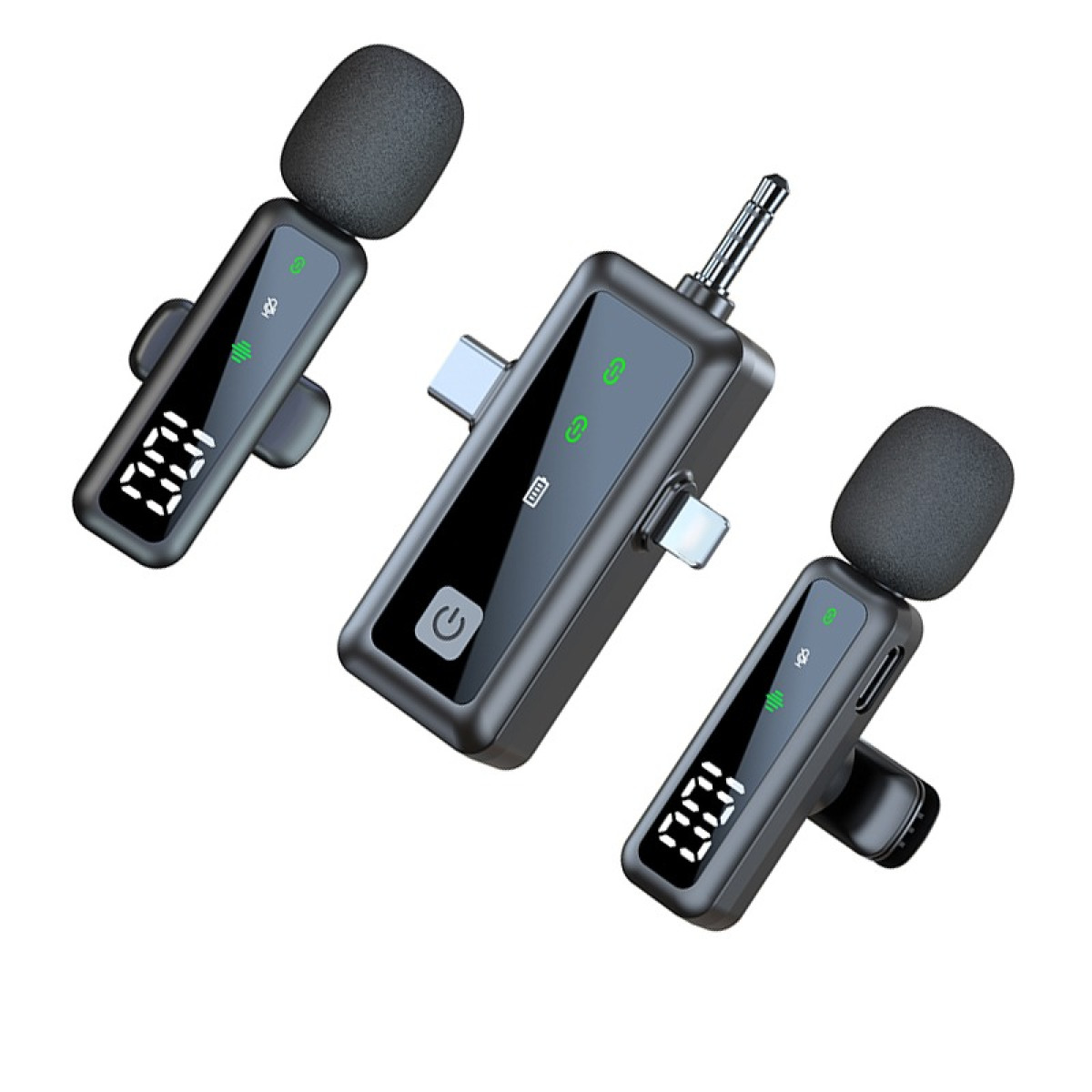 Trzy mikrofony bezprzewodowe z cyfrowymi wyświetlaczami i złączami USB-C na białym tle.