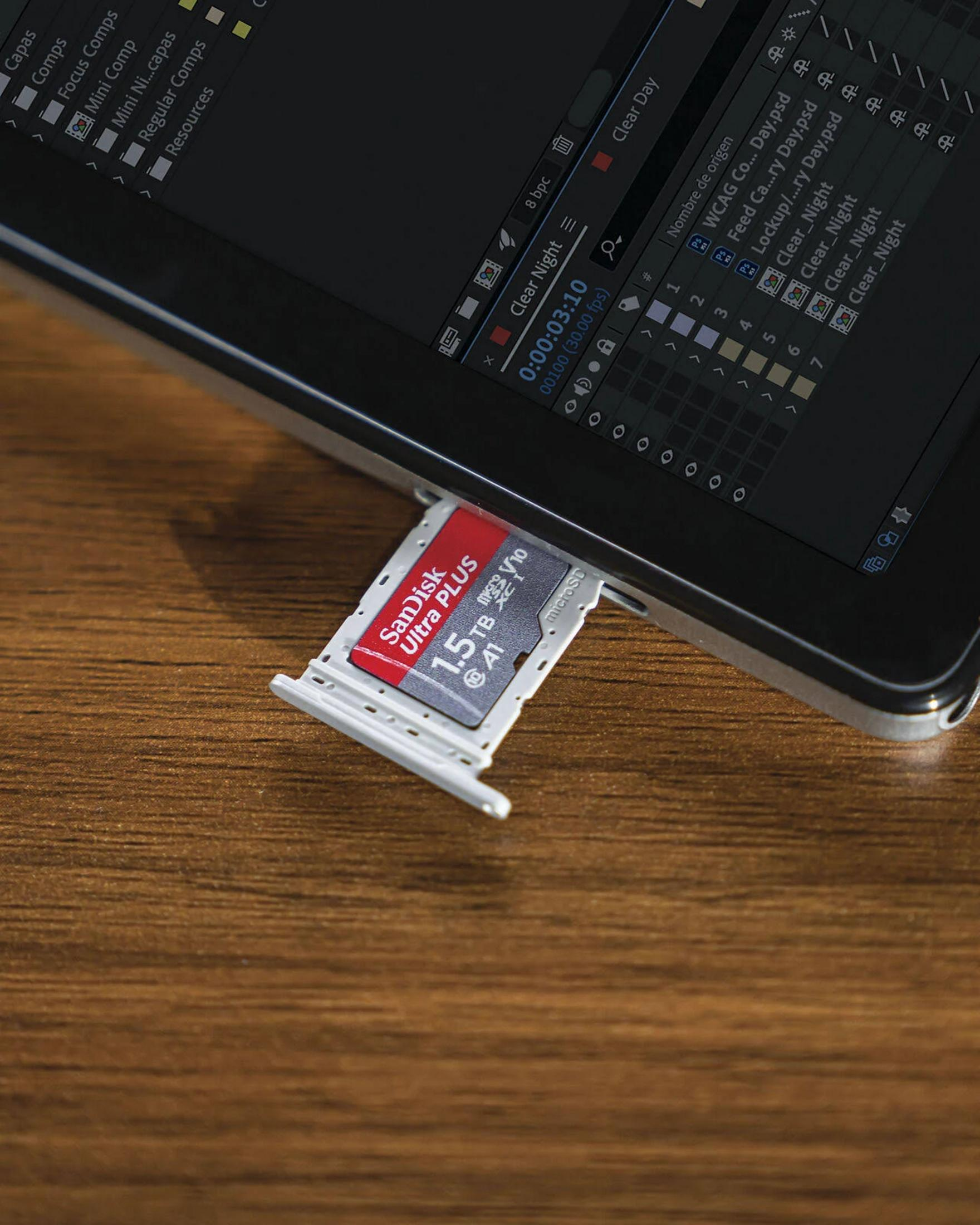 Una scheda microSD da 1,5 TB è inserita nello slot di un laptop. Lo schermo mostra software.