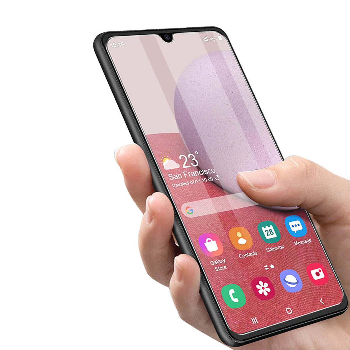 Een hand houdt een smartphone vast met een weerwidget en app-pictogrammen.