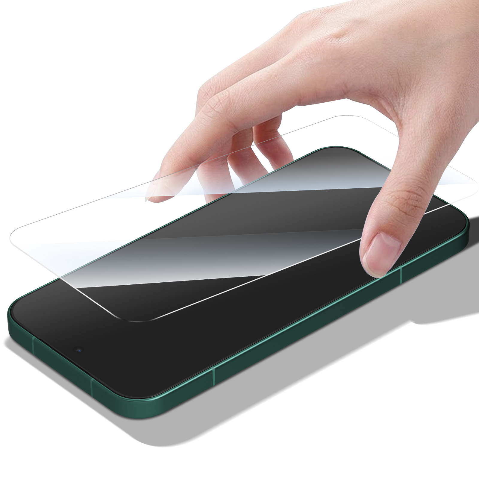 Een hand plaatst een screenprotector op een donkergroene smartphone.