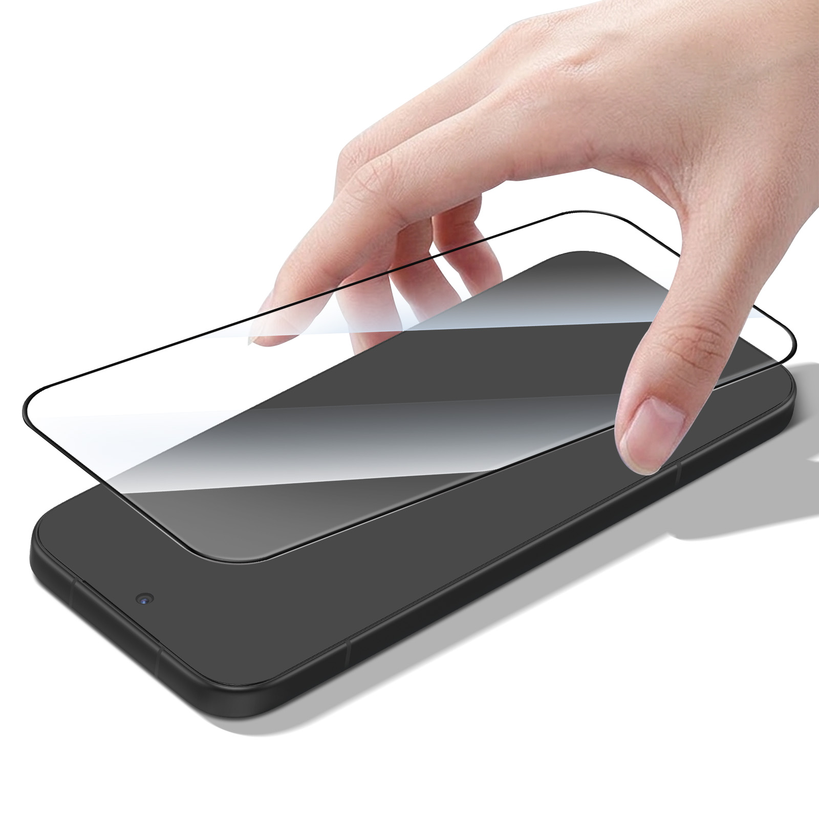 Een hand plaatst een schermprotector op een zwarte smartphone.
