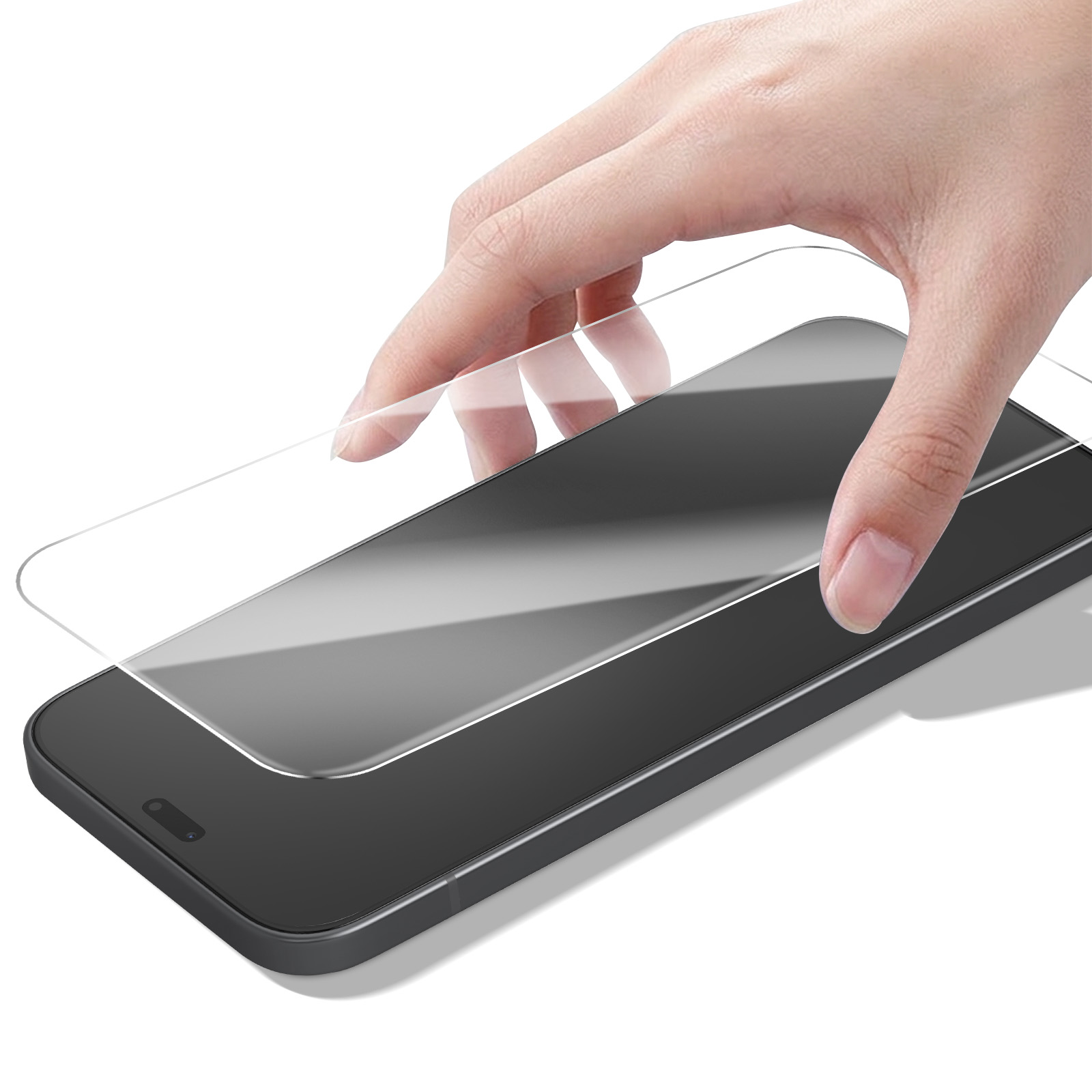 Een hand houdt een schermprotector boven een smartphone.
