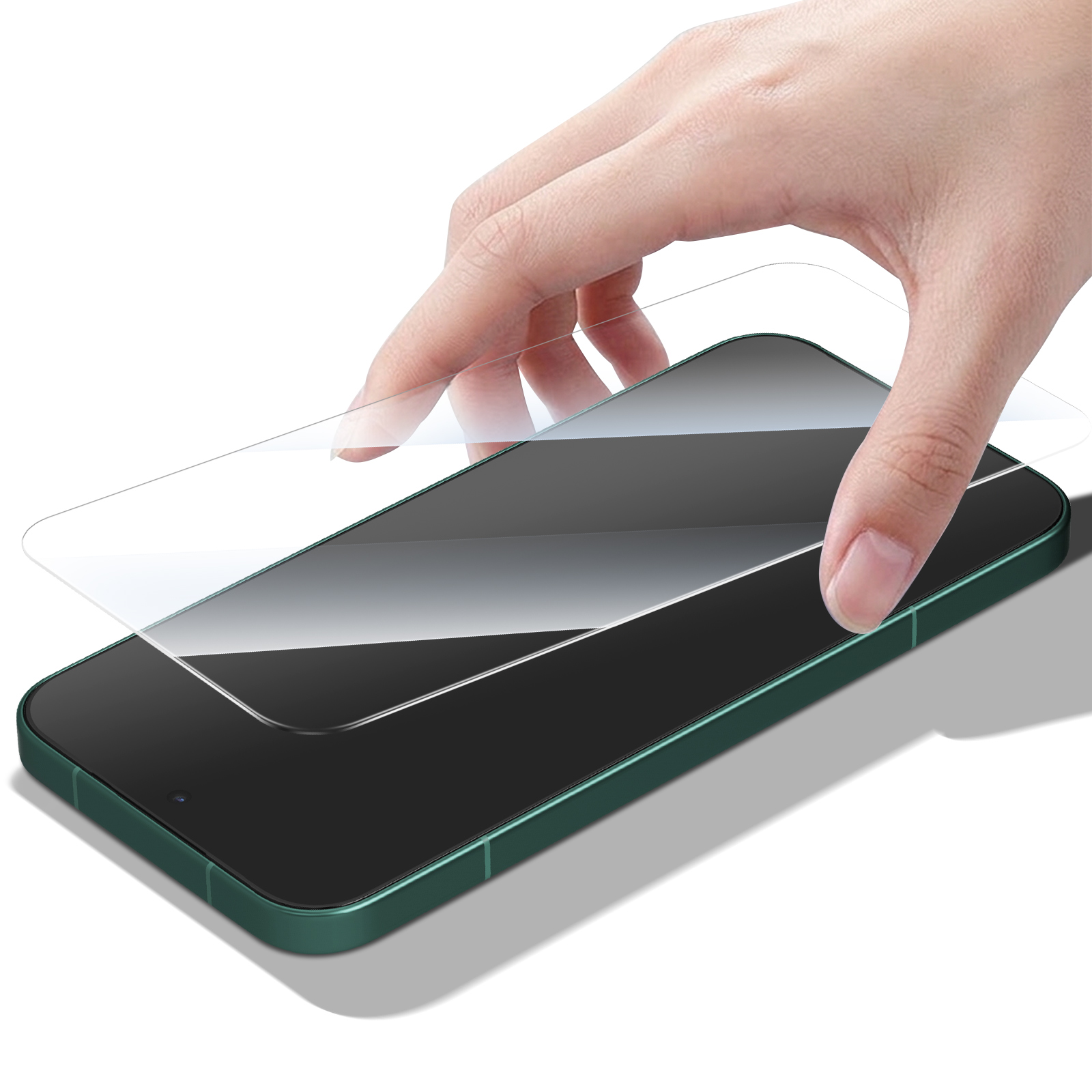 Main appliquant un protecteur d'écran sur un smartphone vert.