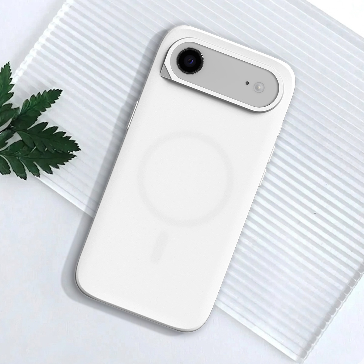 Wit iPhone hoesje met dubbele camera module op witte gestreepte achtergrond.