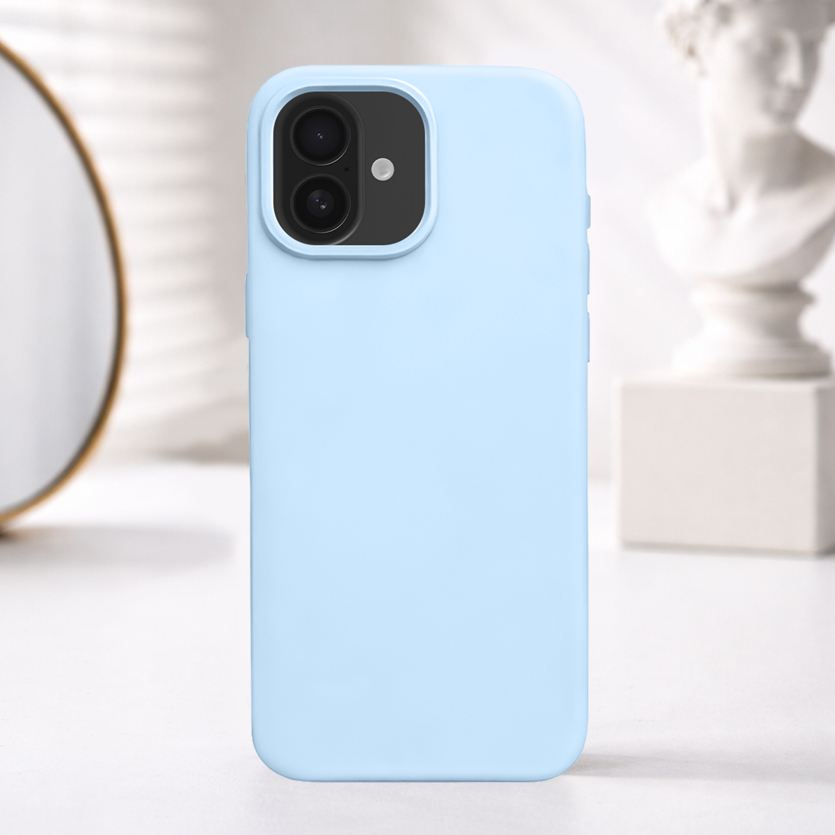Coque de téléphone bleu clair avec double appareil photo sur surface blanche. Statue en arrière-plan.