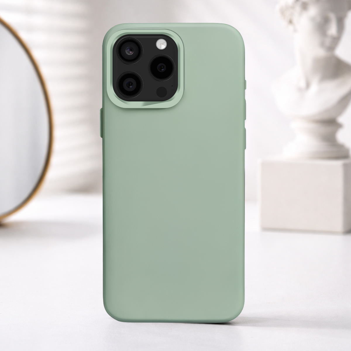 Une coque de téléphone verte avec trois objectifs d'appareil photo et un flash à l'arrière.