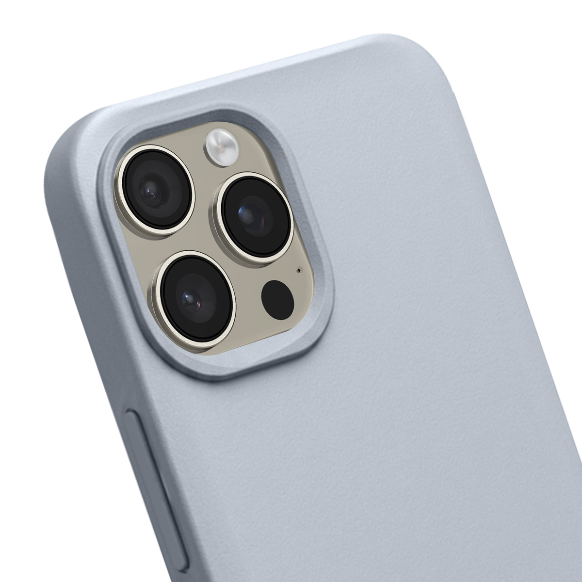 Gros plan d'une coque de téléphone bleu clair montrant l'arrière avec trois objectifs.