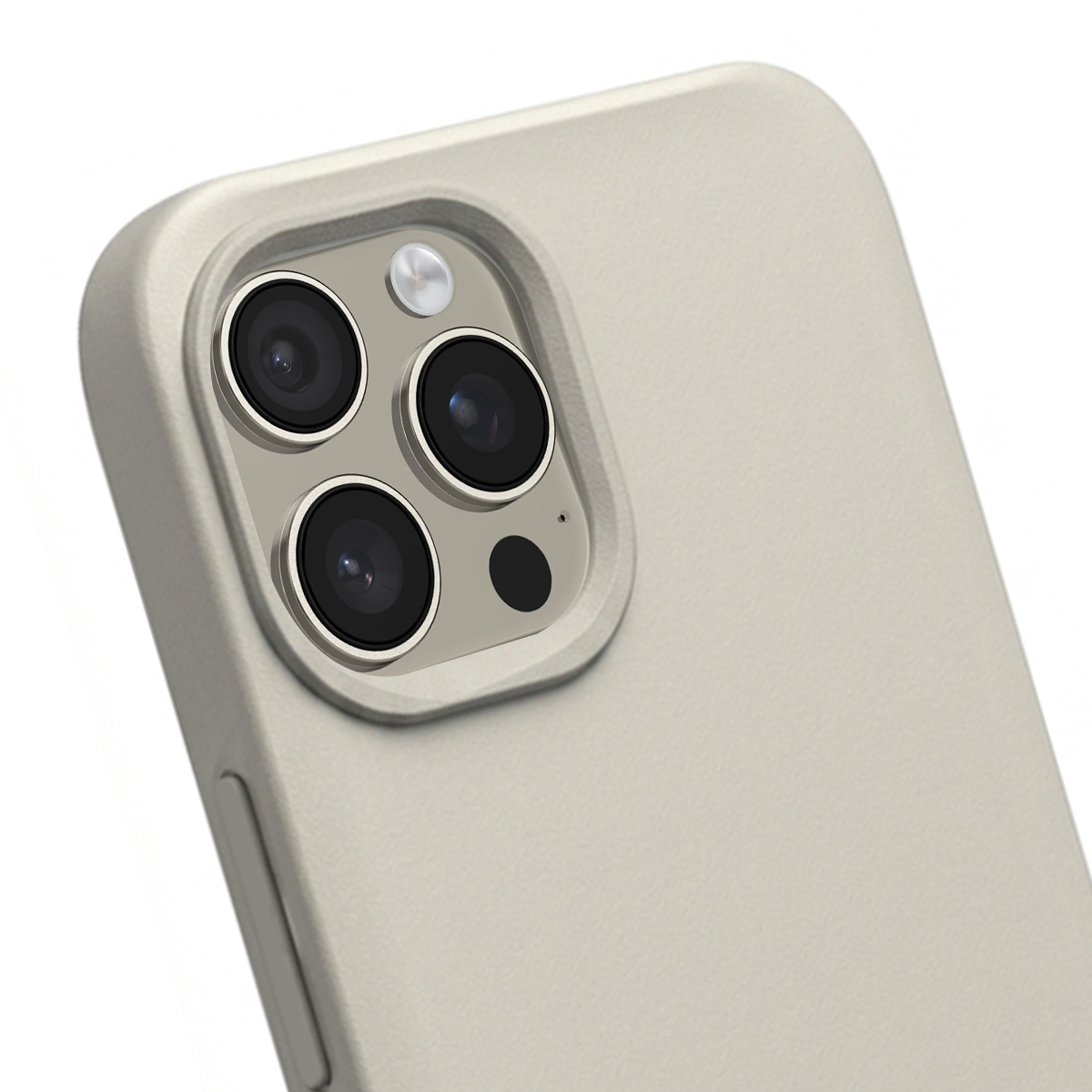 Gros plan d'une coque de téléphone beige montrant un triple appareil photo et un flash.