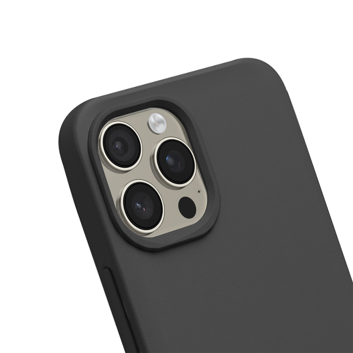 Gros plan de l'arrière d'une coque de téléphone noire avec module triple caméra.