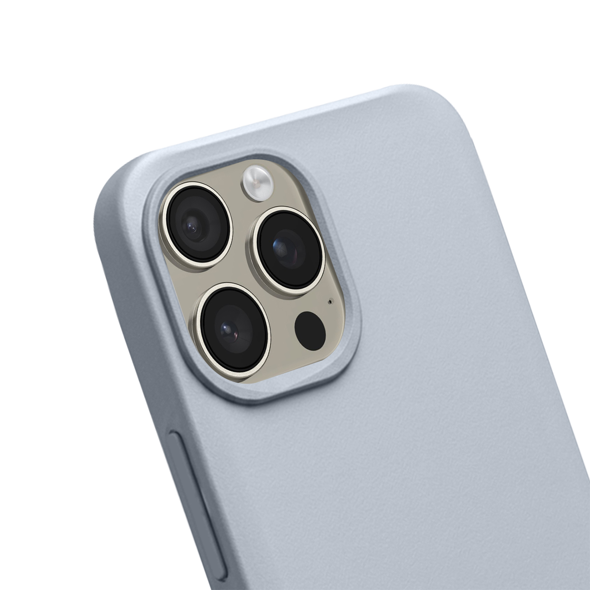 Gros plan d'une coque de téléphone bleu clair montrant le module caméra avec trois objectifs.