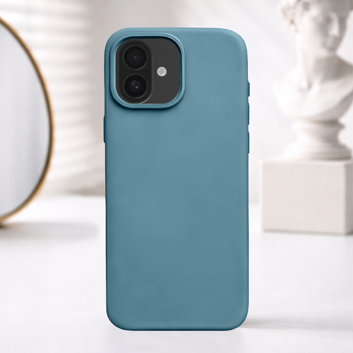 Blauwe telefoonhoes met twee camera's en flitser op een tafel.