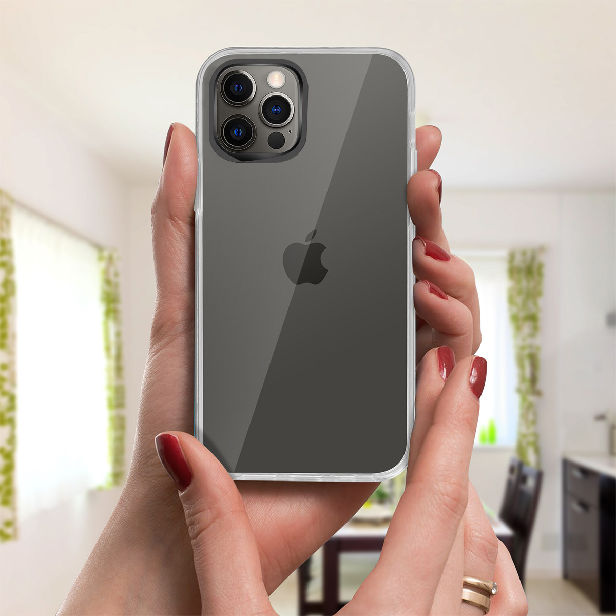 Une personne tient un iPhone transparent avec trois caméras.