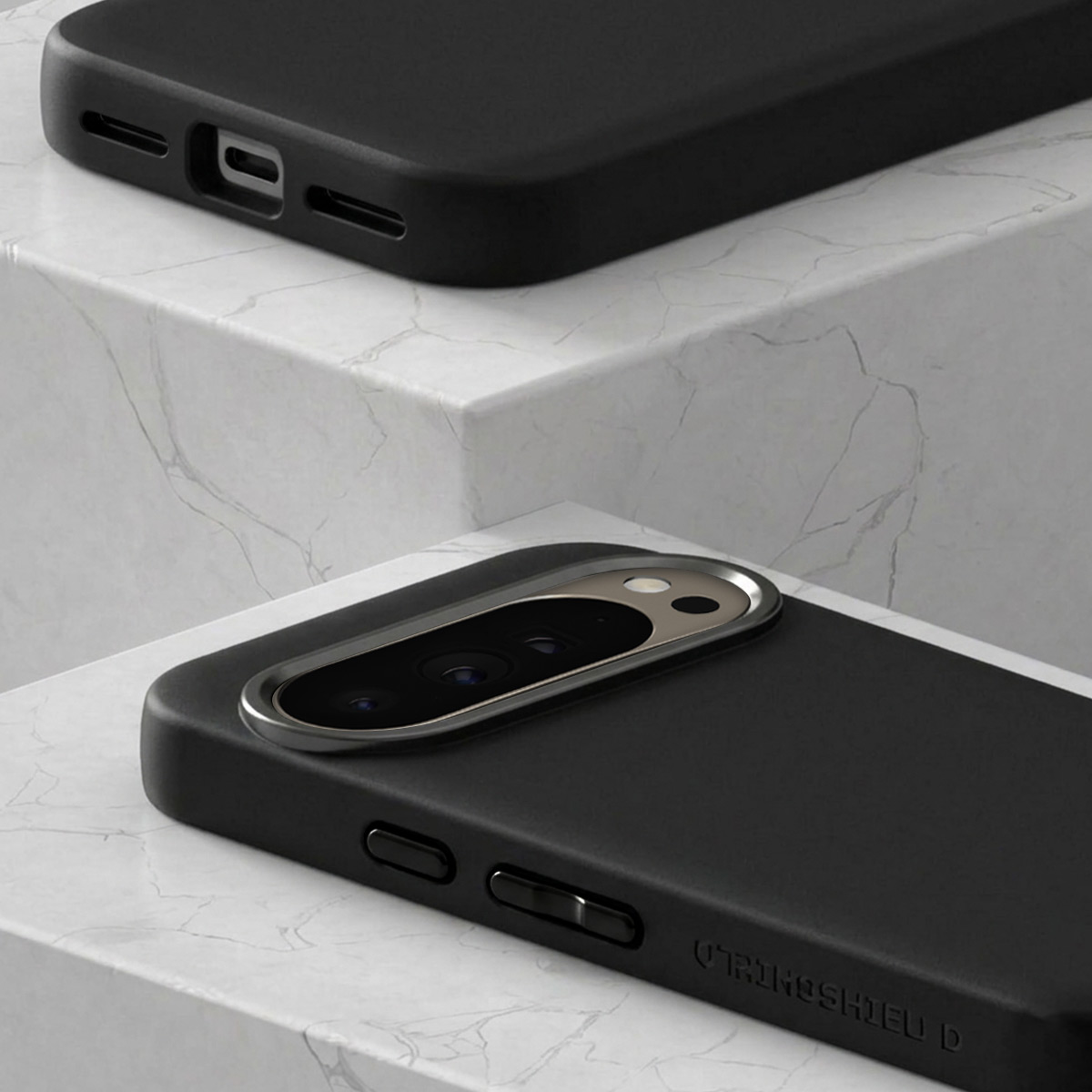 Deux coques de téléphone noires sur des blocs de marbre. Gros plan des objectifs.