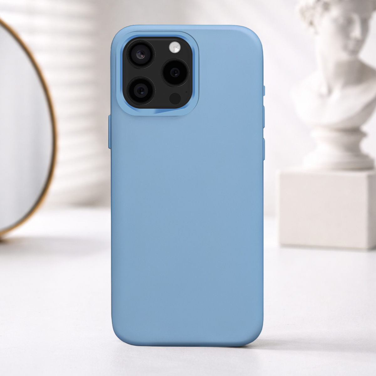 Een blauwe telefoon met drie camera's op de achterkant, spiegel links, buste rechts.