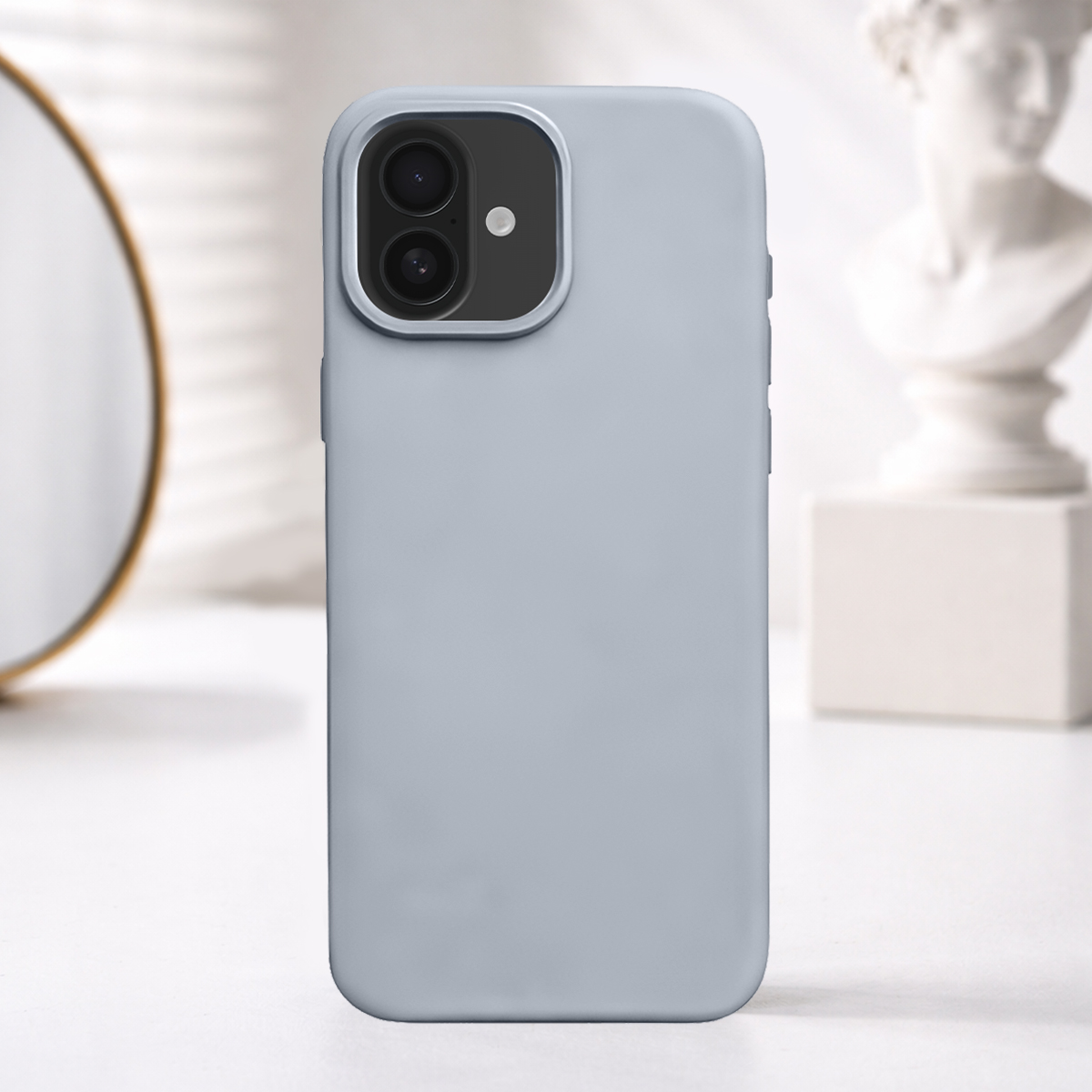 Une coque de téléphone bleu clair avec double appareil photo. Buste et miroir en arrière-plan.