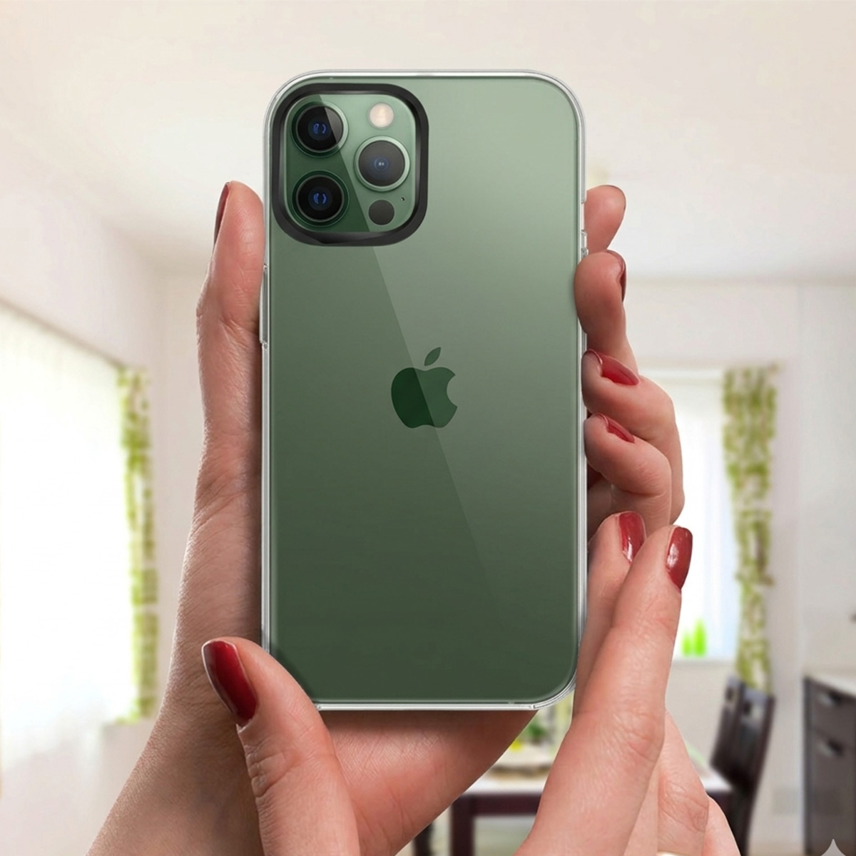 Le mani tengono un iPhone verde con custodia trasparente. Il logo Apple è visibile.