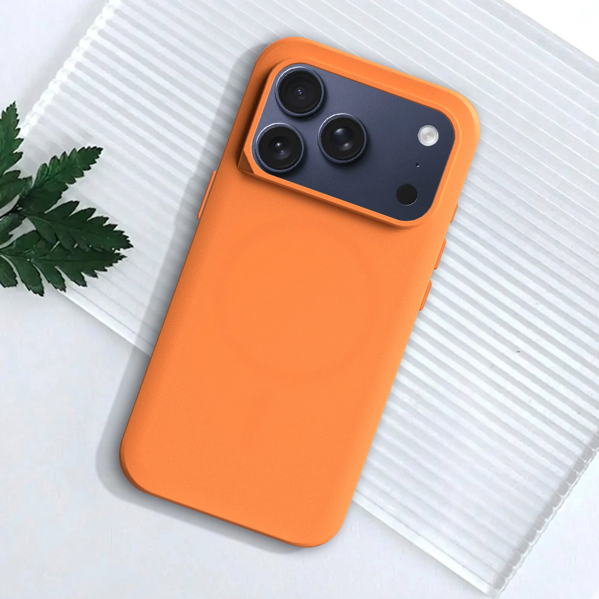 Orange Handyhülle mit drei Kameras und einem Blitz auf weißem Hintergrund.