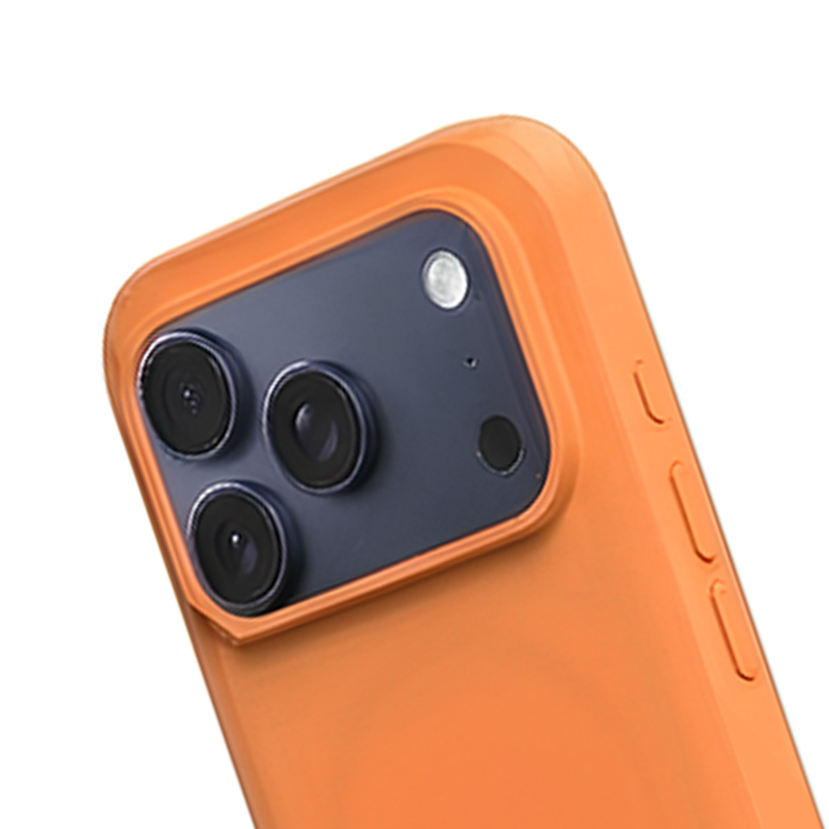 Orange Hülle mit dreifacher Kamera und Blitz auf weißem Hintergrund.