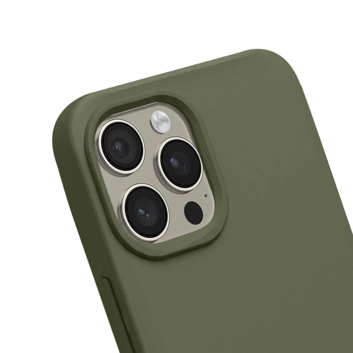 Gros plan d'une coque de téléphone vert foncé avec triple appareil photo et flash.
