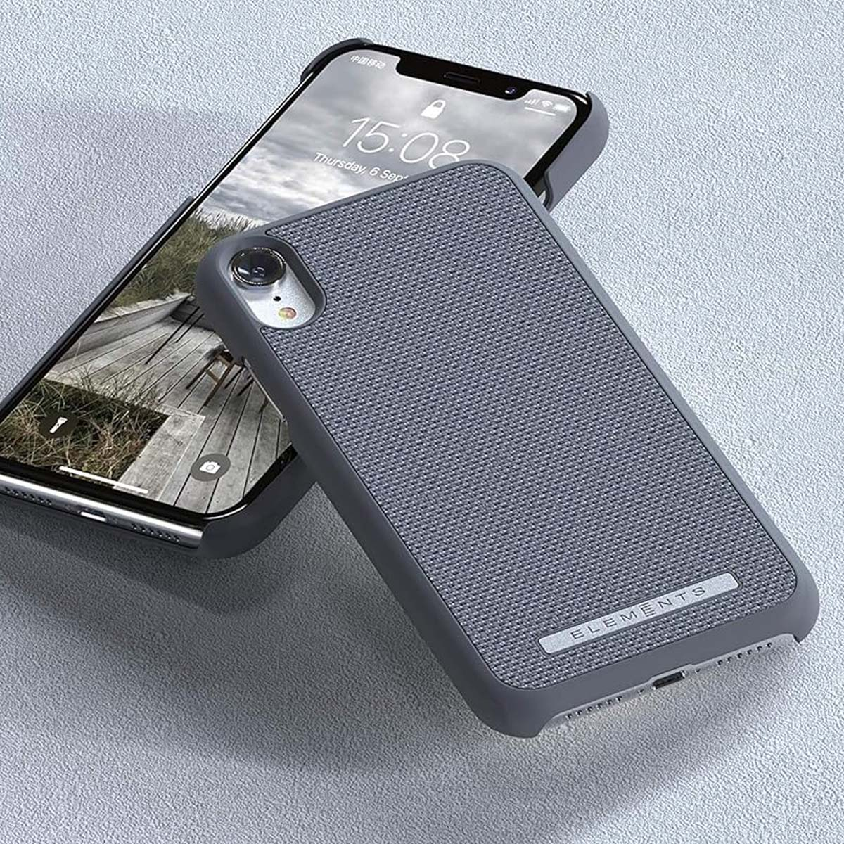 Custodia grigia con texture in tessuto su uno smartphone con schermo di blocco.