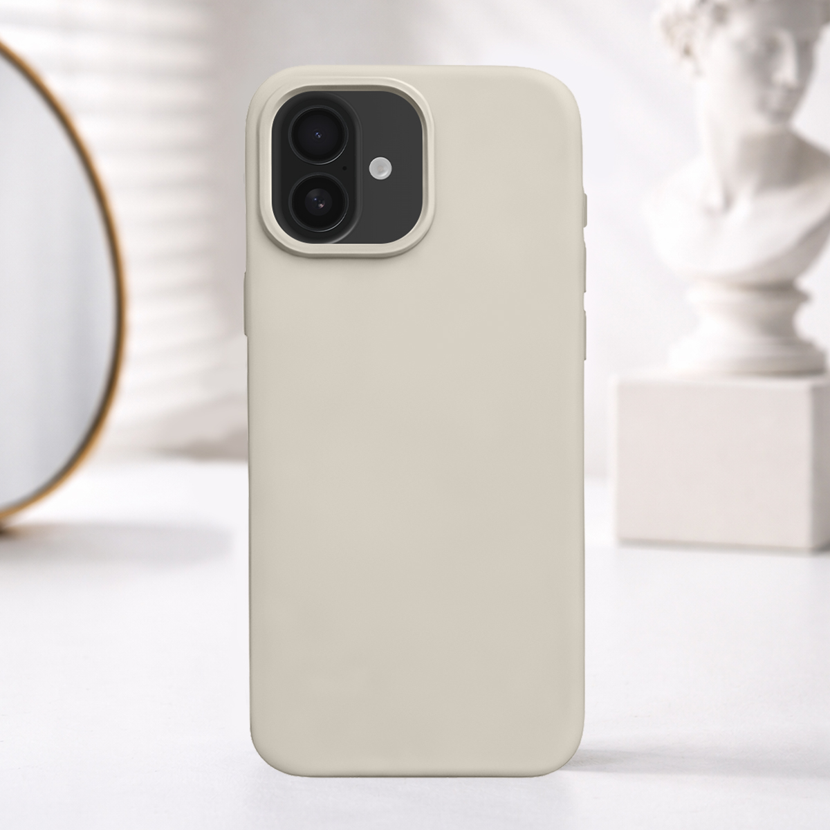 Een licht beige iPhone-hoesje met een dubbele cameraprominentie wordt op een wit oppervlak getoond.