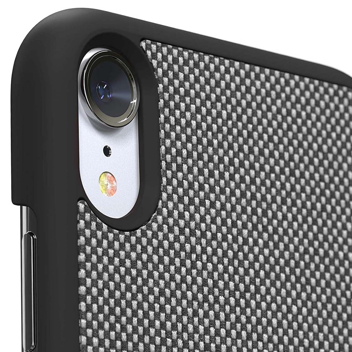 Primo piano di una custodia per telefono con obiettivo della fotocamera, flash e motivo in fibra di carbonio.