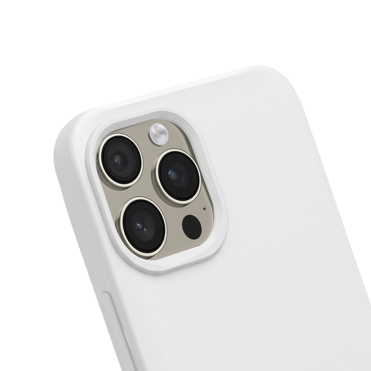Une coque de téléphone blanche avec un module triple caméra à l'arrière.