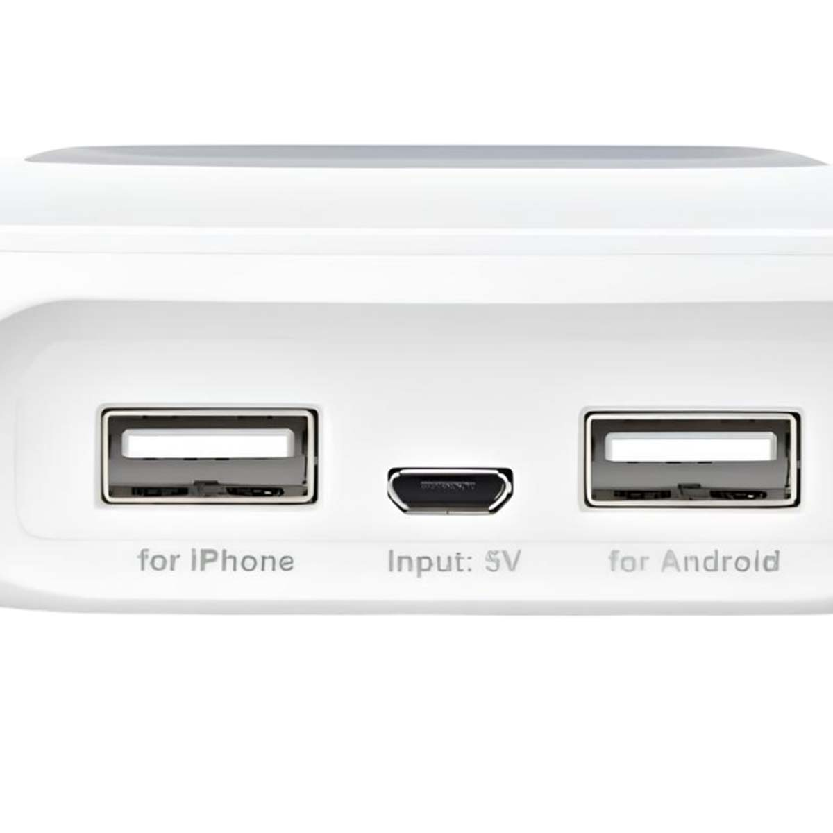 Ein weißes Gerät mit zwei USB-Anschlüssen und einem Ladeanschluss.