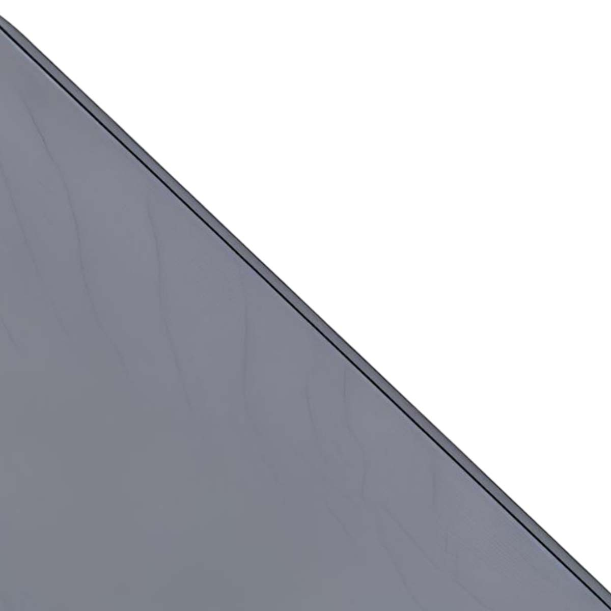 Una superficie grigia con una sottile linea nera che si estende diagonalmente su uno sfondo bianco.