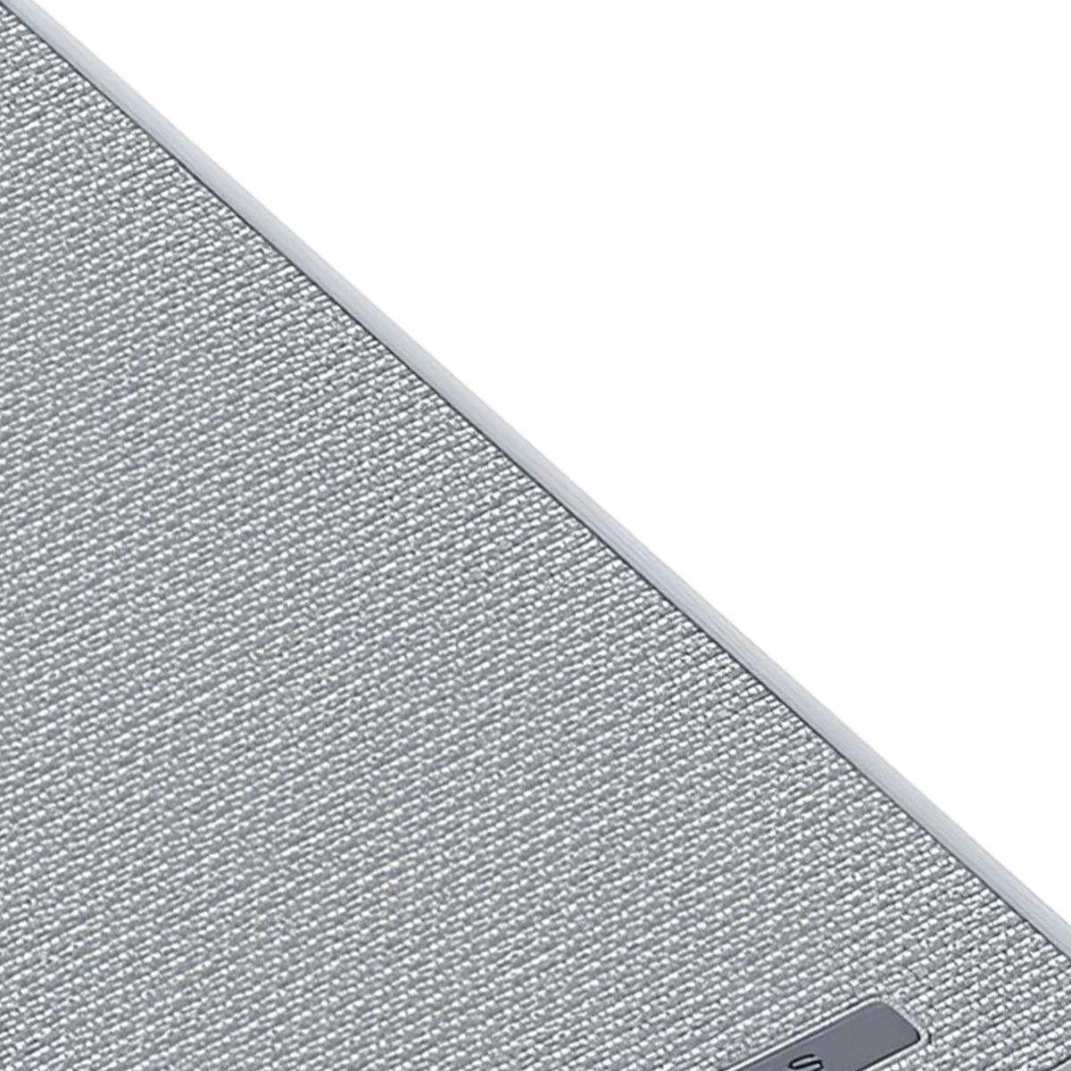 Grauer Stoff mit silbernem Rand, diagonal geteilt.