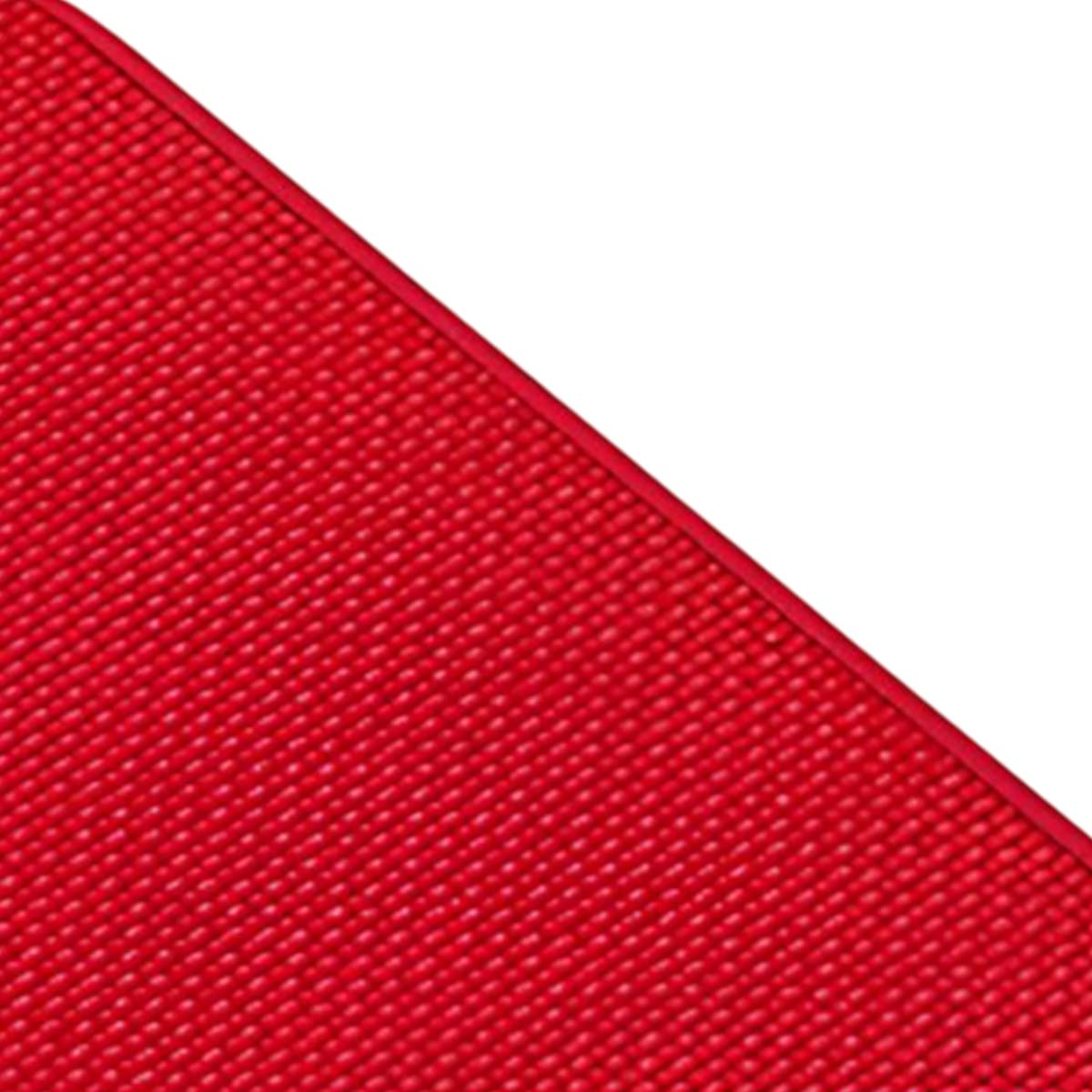 Materiale rosso a trama fine, tagliato diagonalmente, su sfondo bianco.