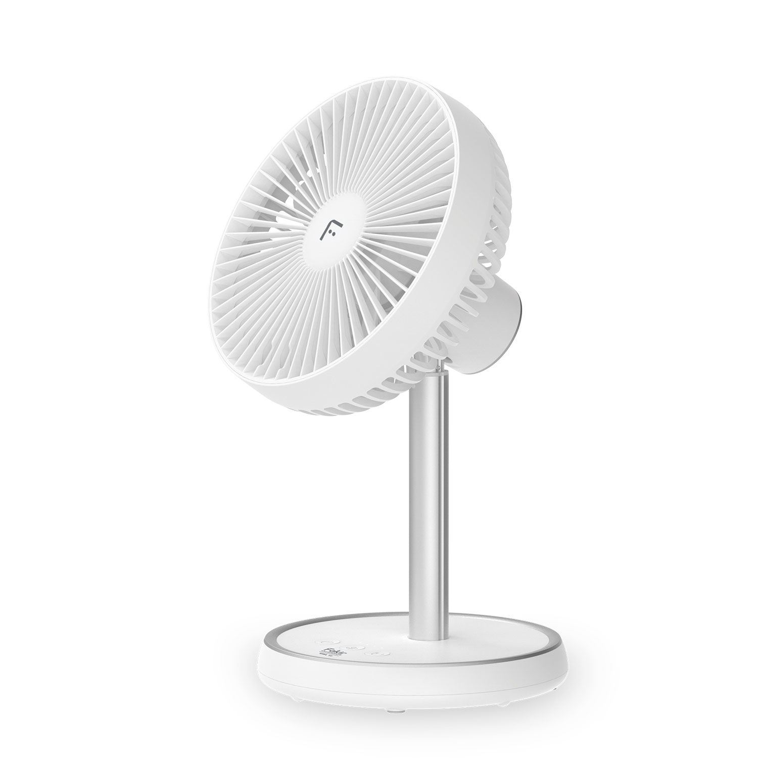 Ein weißer Tischventilator mit silbernem Ständer auf weißem Hintergrund.