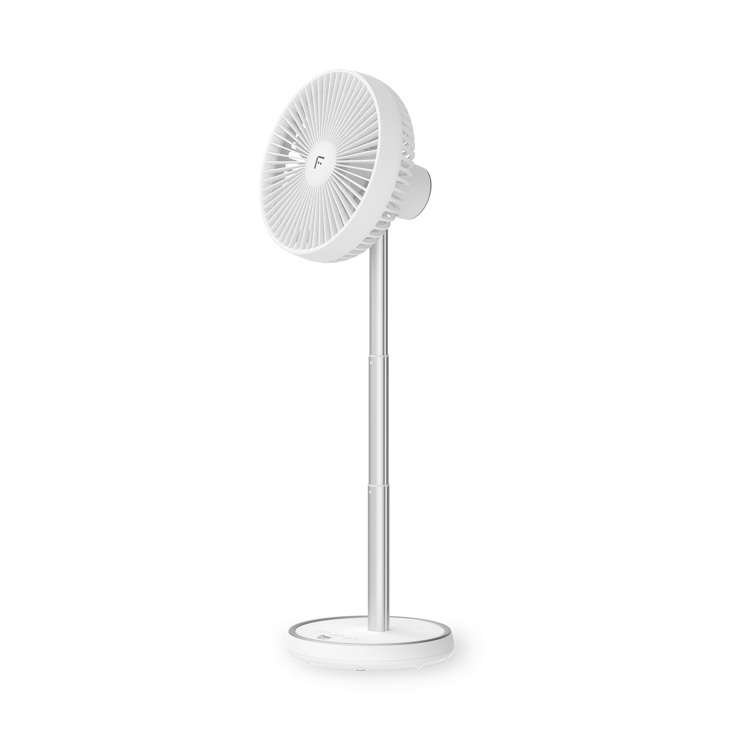 Ein weißer Standventilator mit verstellbarem Stiel und rundem Sockel auf weißem Hintergrund.