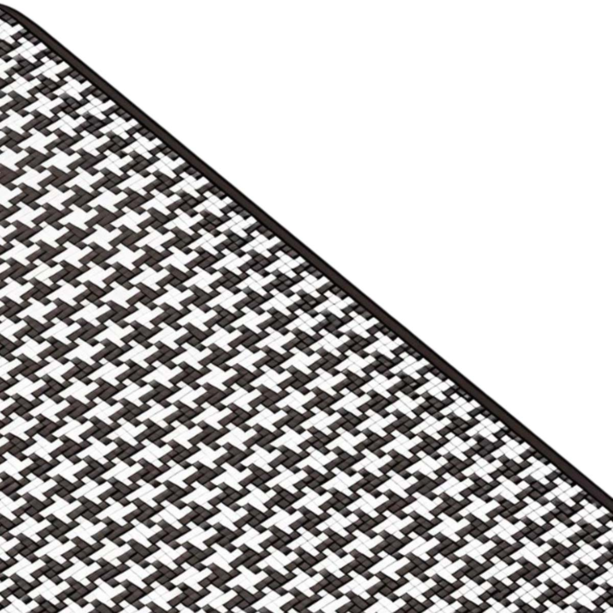 Tessuto pied-de-poule bianco e nero su una superficie diagonale.