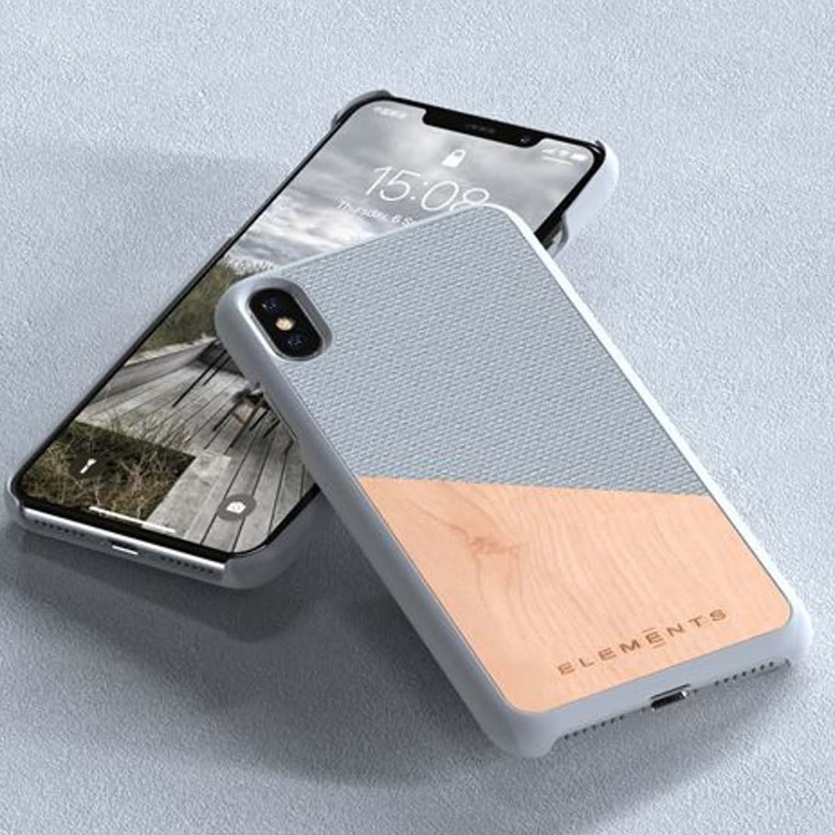 Un telefono grigio con custodia con accento in legno con venature del legno.