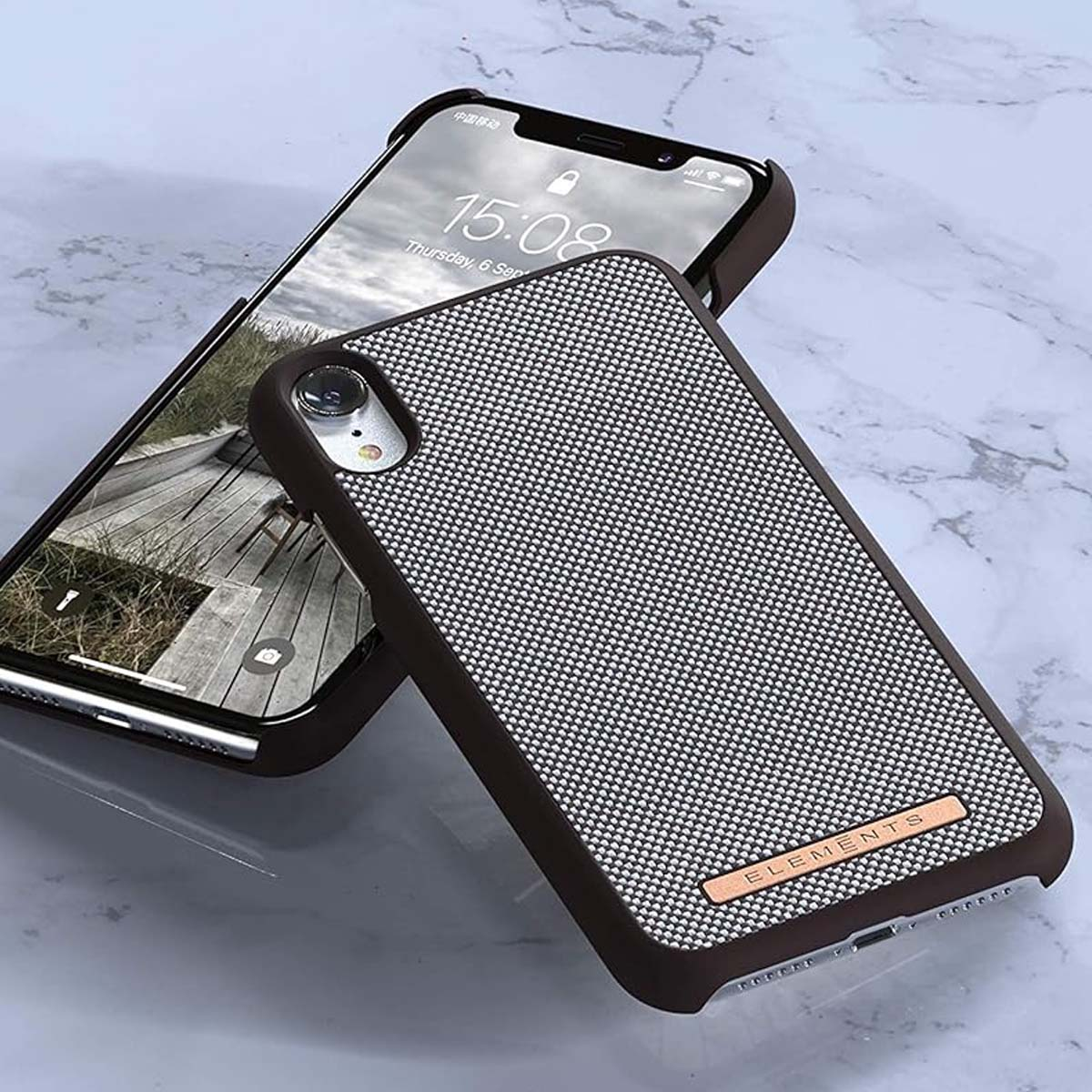 Cover marrone per telefono con motivo testurizzato su un telefono che mostra le 15:08.
