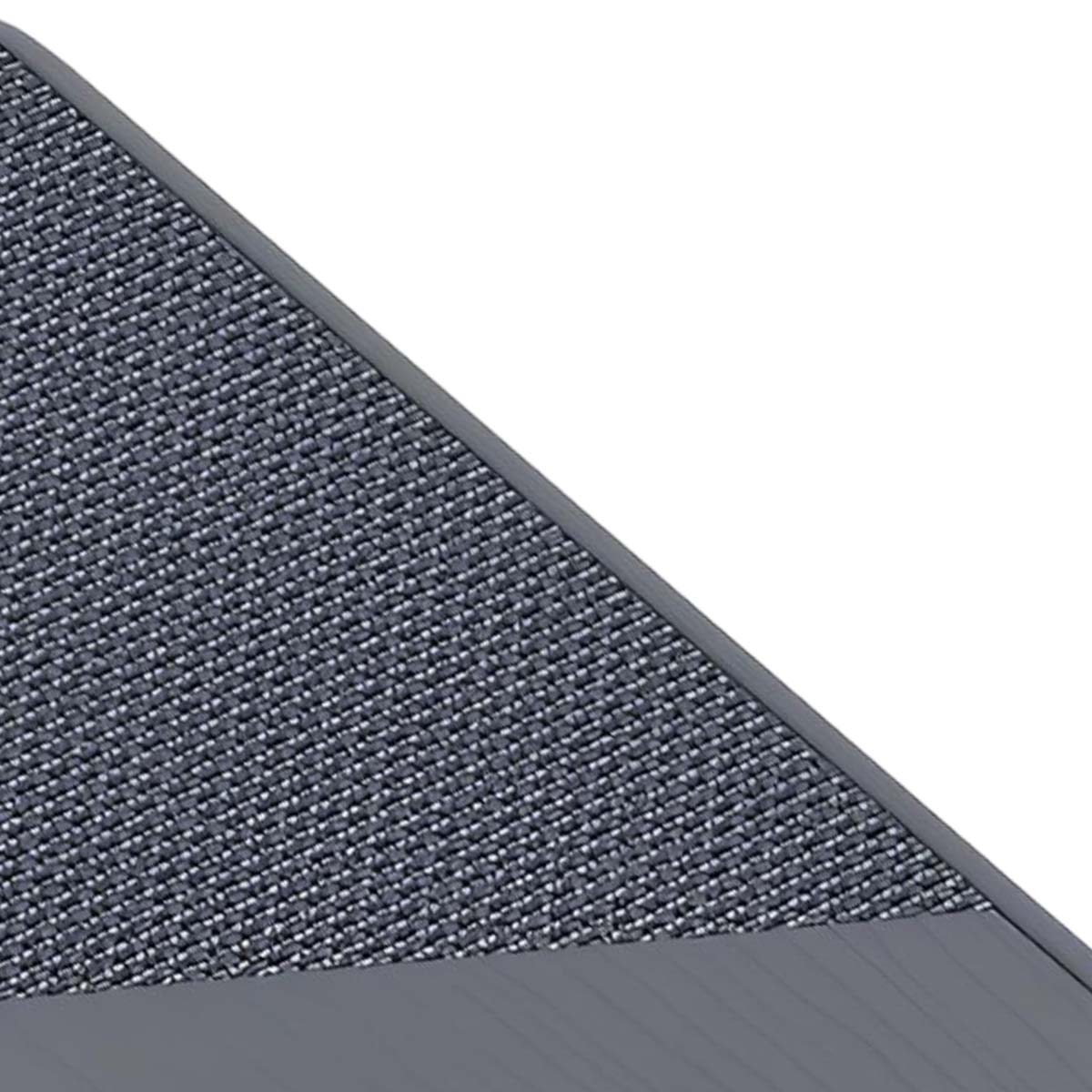 Nahaufnahme einer grauen, texturierten Oberfläche mit einer glatten grauen Kante.