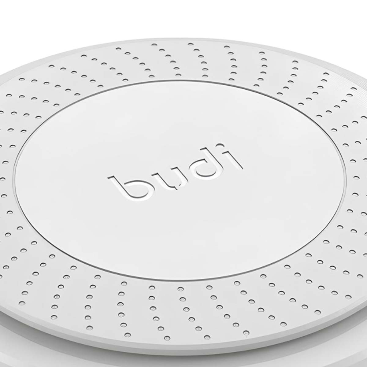 Eine weiße runde Oberseite mit dem Logo "budi" und vielen kleinen Löchern.
