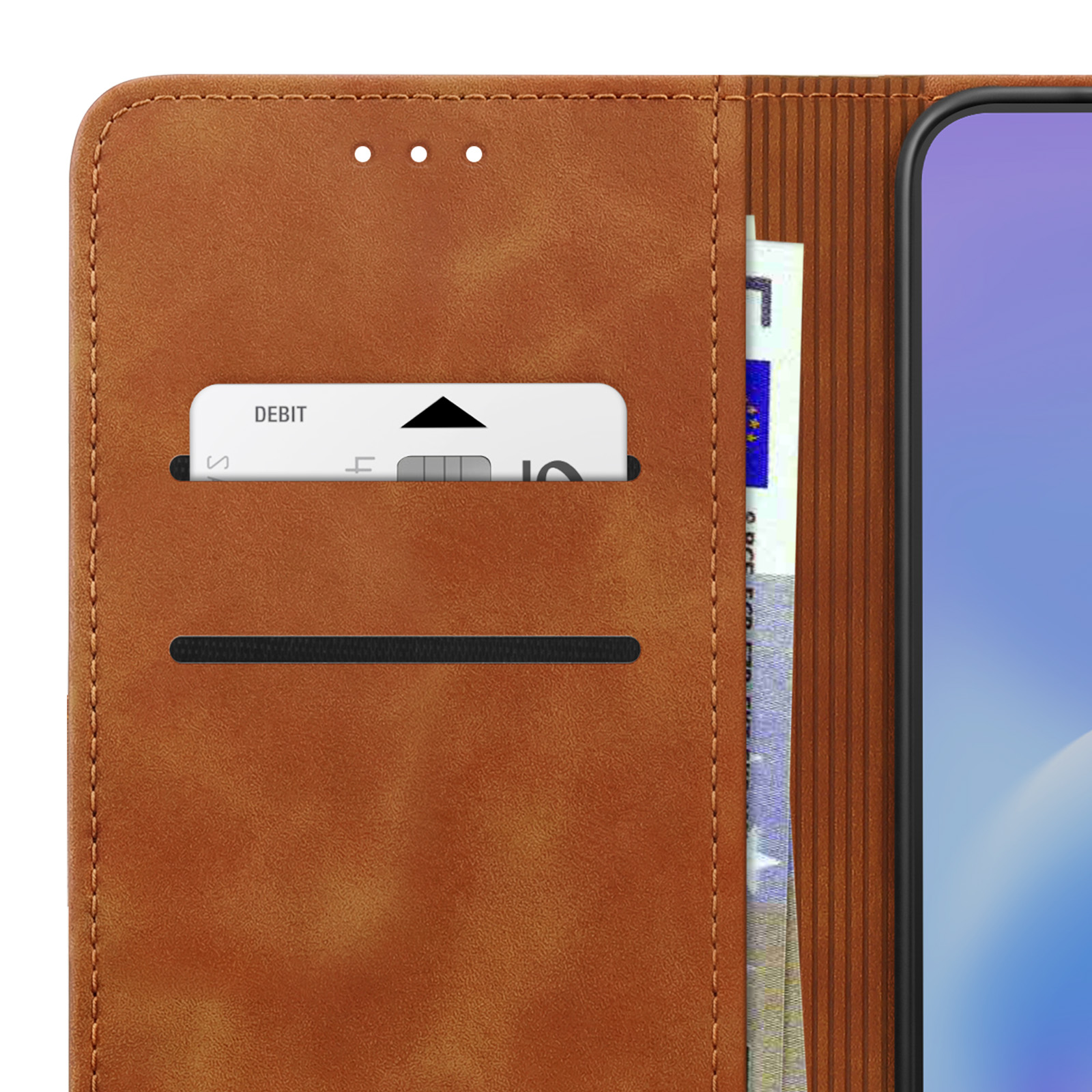 Portafoglio marrone con fessura per carte e tasca per contanti, accanto a un telefono.