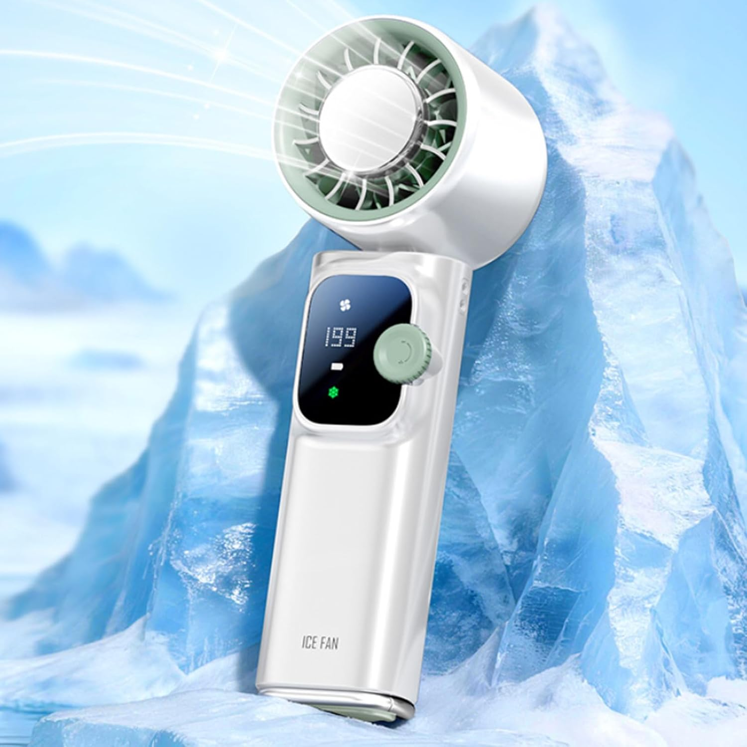 Ein weißer Handventilator mit grünem Akzent steht auf Eisblöcken vor einer Eiswand.